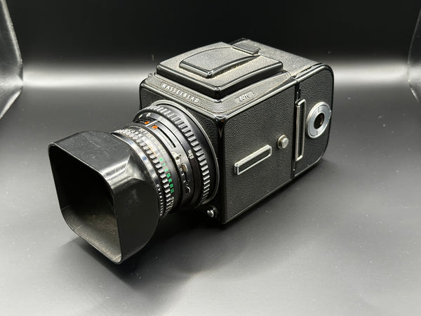 Hasselblad 501C + Carl Zeiss Planar 80mm f/2.8 T + A12 Magazin + Polaroid Rückwand