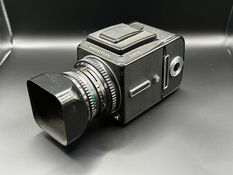 Hasselblad 501C + Carl Zeiss Planar 80mm f/2.8 T + A12 Magazin + Polaroid Rückwand