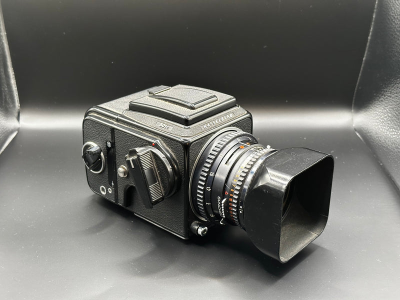 Hasselblad 501C + Carl Zeiss Planar 80mm f/2.8 T + A12 Magazin + Polaroid Rückwand