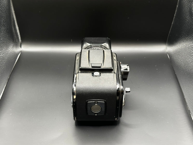 Hasselblad 501C + Carl Zeiss Planar 80mm f/2.8 T + A12 Magazin + Polaroid Rückwand